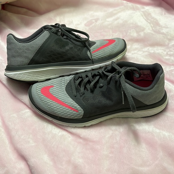 Nike women’s tennis shoes. Size 7.5 - Picture 7 of 7